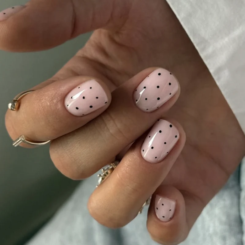 Kunstvolle Nagelkunst mit modernen Punktemustern Karnz
