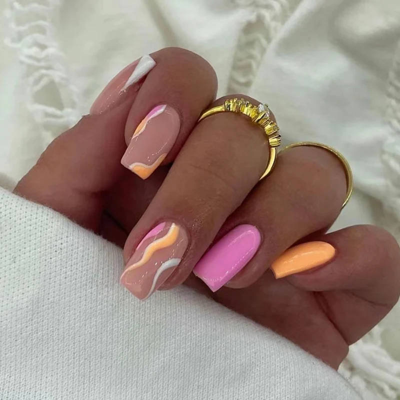 Kunstvolle Nagelkunst mit modernen Farbverläufen und kreativen Designs Karnz