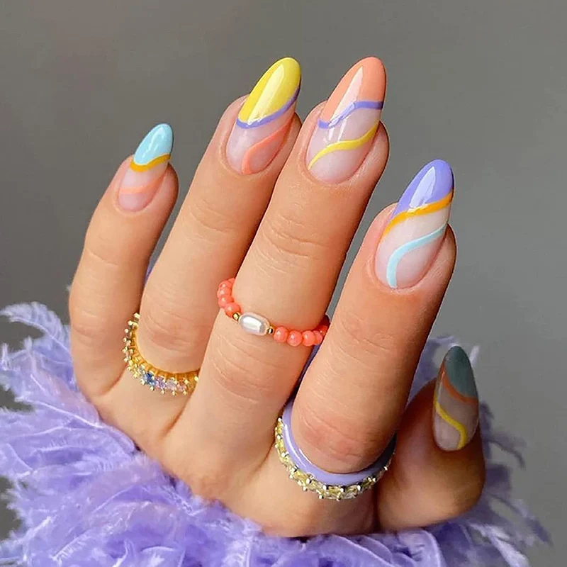 Kunstvolle Nagelkunst mit modernen Farbakzenten Karnz