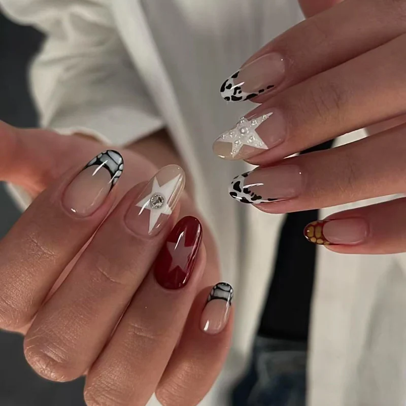 Kunstvolle Nagelkunst mit modernen Designs und 3D-Akzenten Karnz