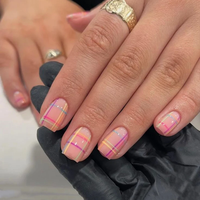 Kunstvolle Nagelkunst mit modernem Karomuster Karnz