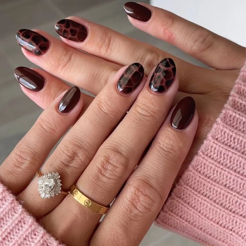 Kunstvolle Nagelkunst mit modernem Design Karnz