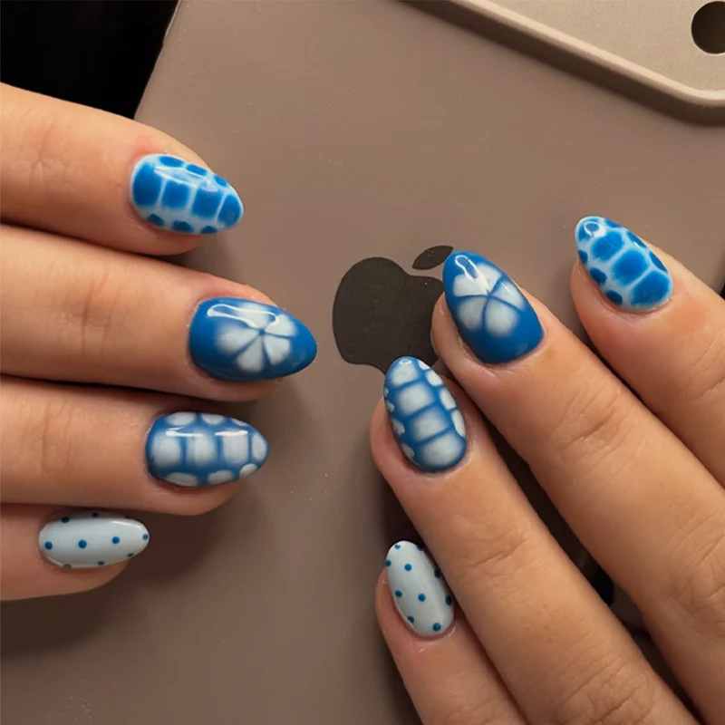 Kunstvolle Nagelkunst mit modernem Design Karnz