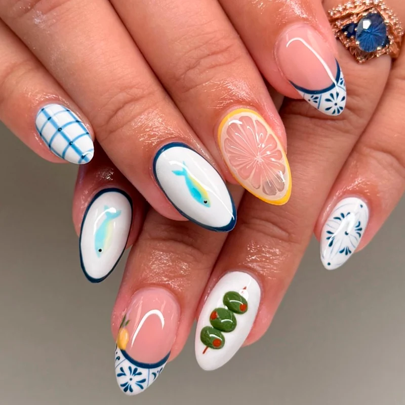 Kunstvolle Nagelkunst mit maritimen Mustern und frischen Motiven Karnz
