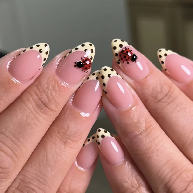 Kunstvolle Nagelkunst mit Marienkäfer-Motiv und Polka-Dots Karnz