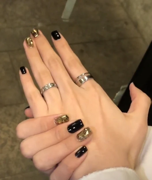 Kunstvolle Nagelkunst mit luxuriösem Glitzerdesign Karnz