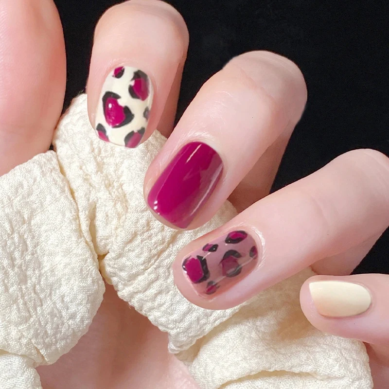 Kunstvolle Nagelkunst mit Leopardenmustern Karnz