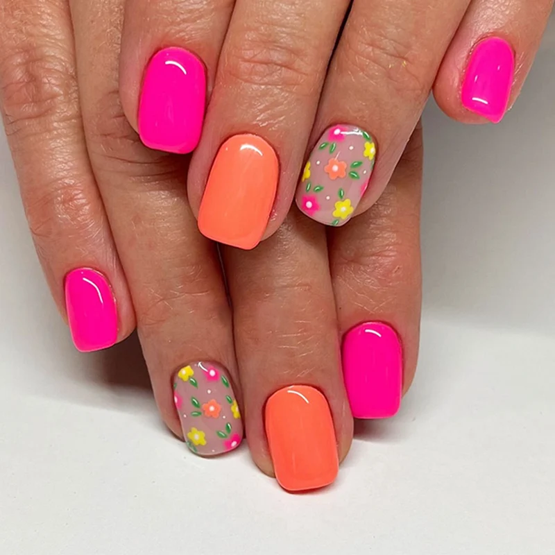 Kunstvolle Nagelkunst mit lebendigen Blumenakzenten Karnz