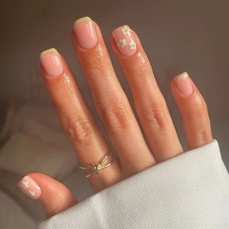 Kunstvolle Nagelkunst mit langlebigem Floral-Look Karnz