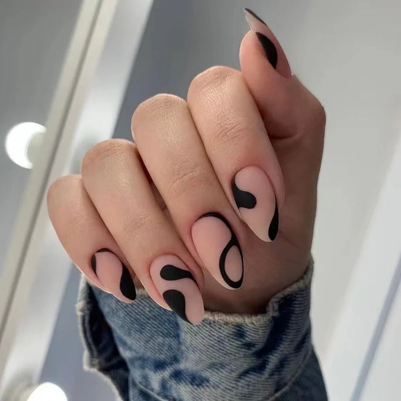 Kunstvolle Nagelkunst mit kreativem Schwarz-Weiß-Design Karnz