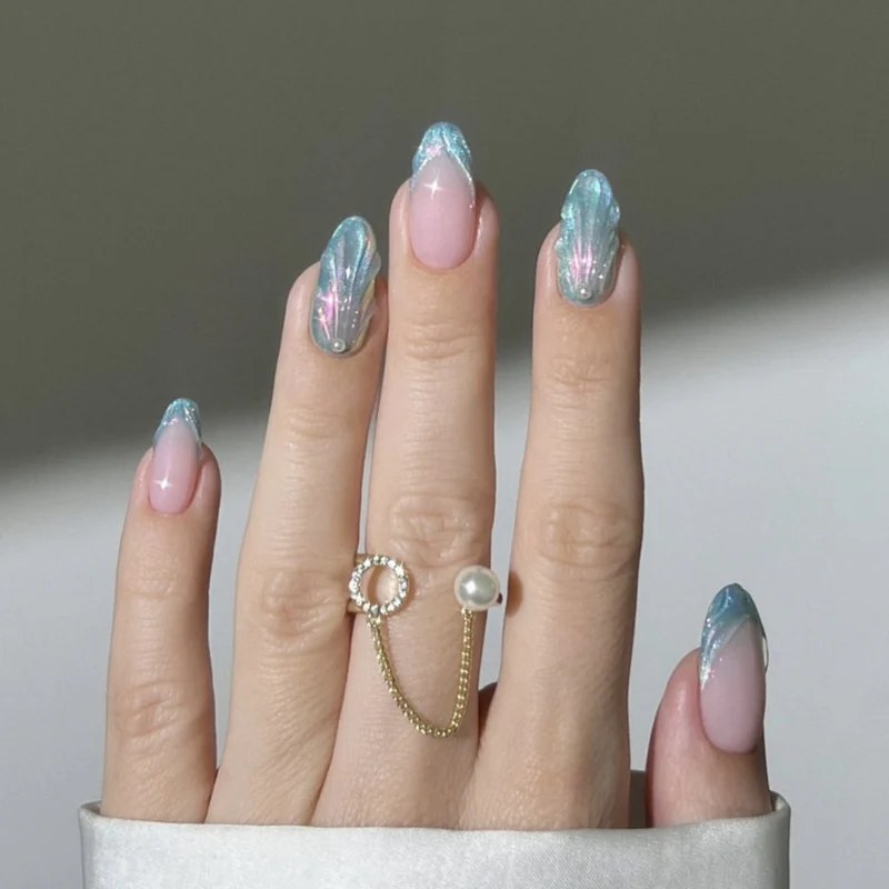 Kunstvolle Nagelkunst mit holografischen Akzenten Karnz