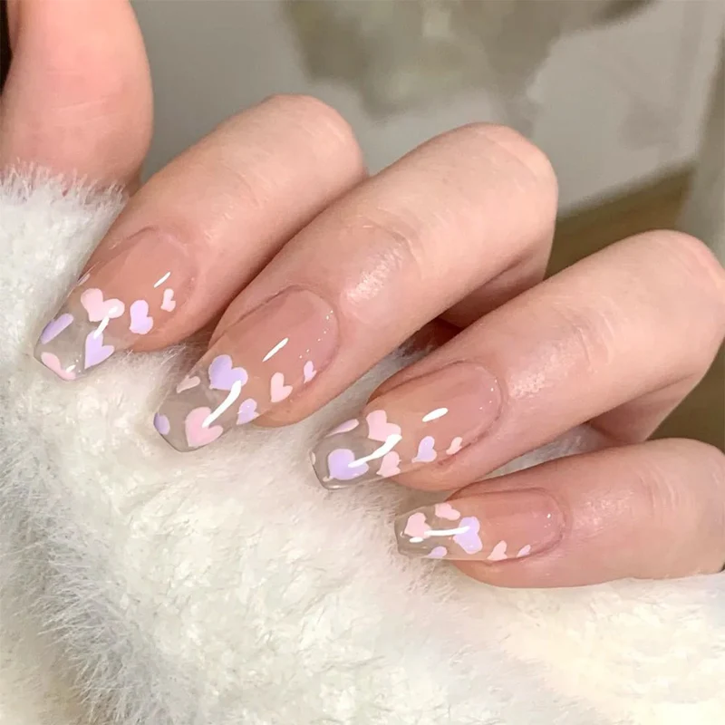 Kunstvolle Nagelkunst mit Herzmuster Karnz