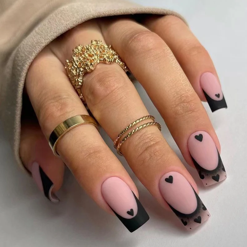 Kunstvolle Nagelkunst mit Herzmotiven und Schwarz-Weiß-Spitzen Karnz