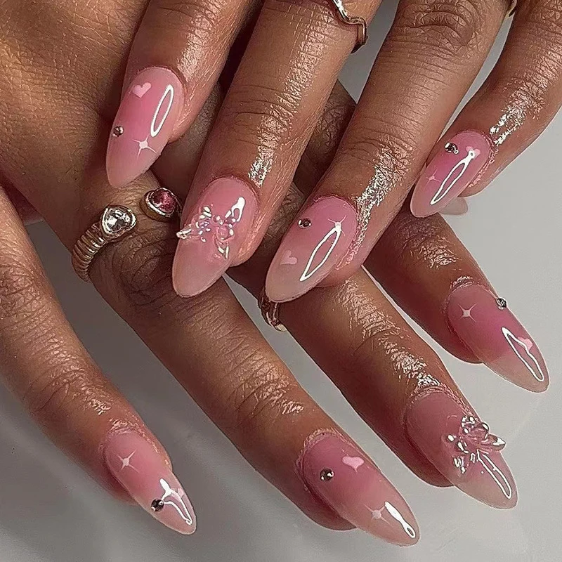 Kunstvolle Nagelkunst mit Herzmotiven und Glitzerakzenten Karnz