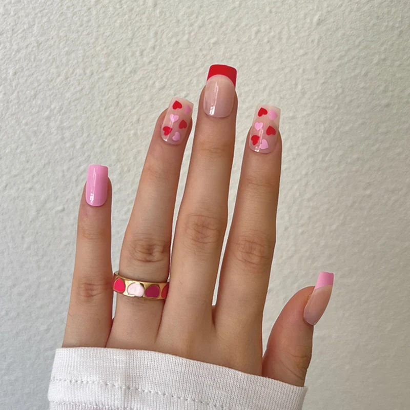 Kunstvolle Nagelkunst mit Herzmotiven Karnz