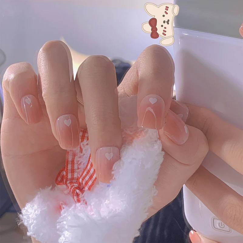 Kunstvolle Nagelkunst mit herzförmigen Akzenten und sanftem Ombre-Effekt Karnz