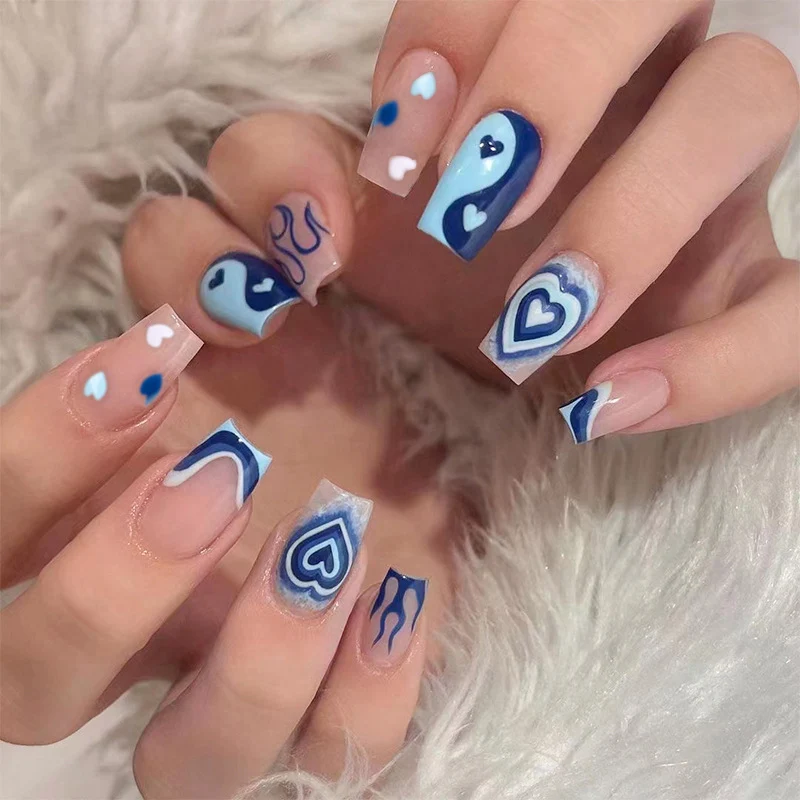 Kunstvolle Nagelkunst mit Herzen und geometrischen Mustern Karnz