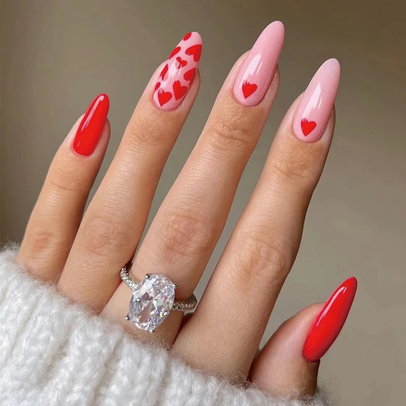 Kunstvolle Nagelkunst mit Herzen Karnz