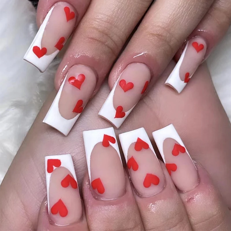 Kunstvolle Nagelkunst mit Herzdesign Karnz