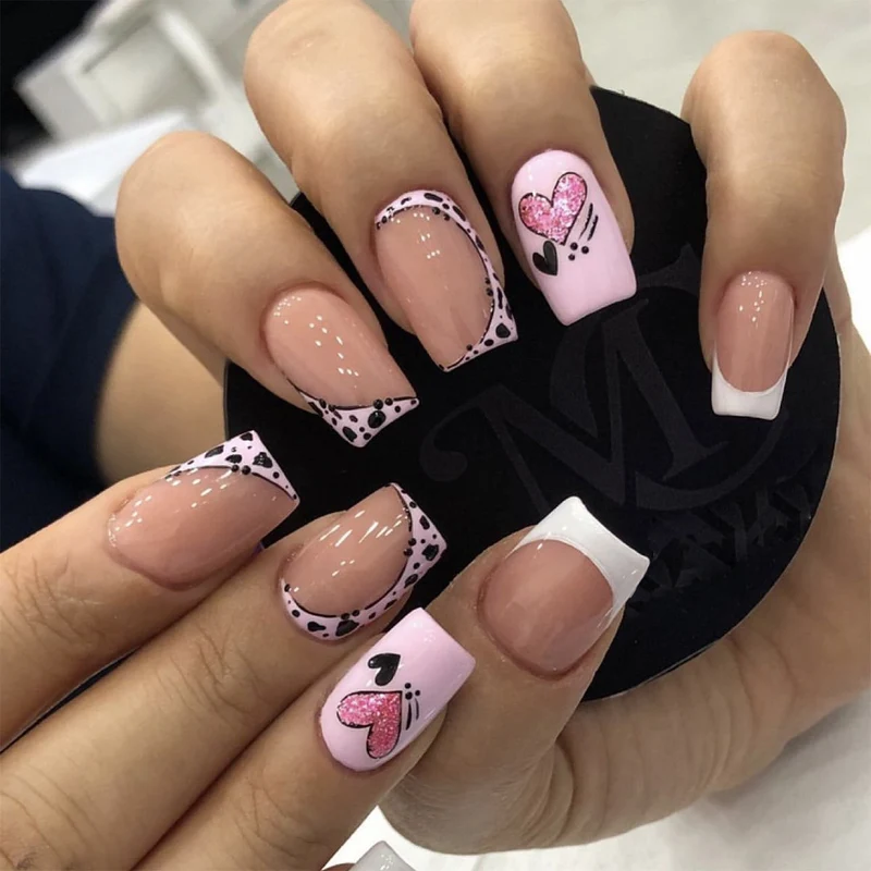 Kunstvolle Nagelkunst mit Herz- und Tiermotiven Karnz