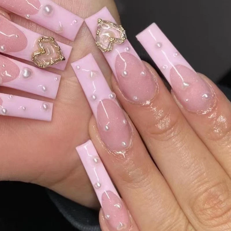 Kunstvolle Nagelkunst mit Herz- und Perlenakzenten Karnz