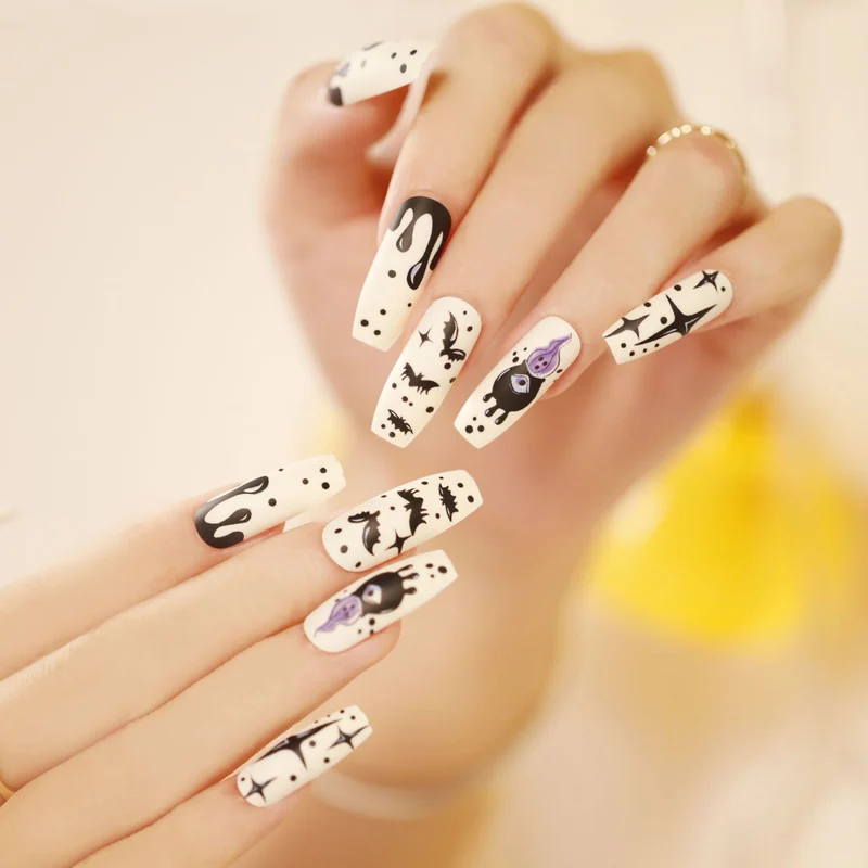 Kunstvolle Nagelkunst mit gruseligen Motiven Karnz