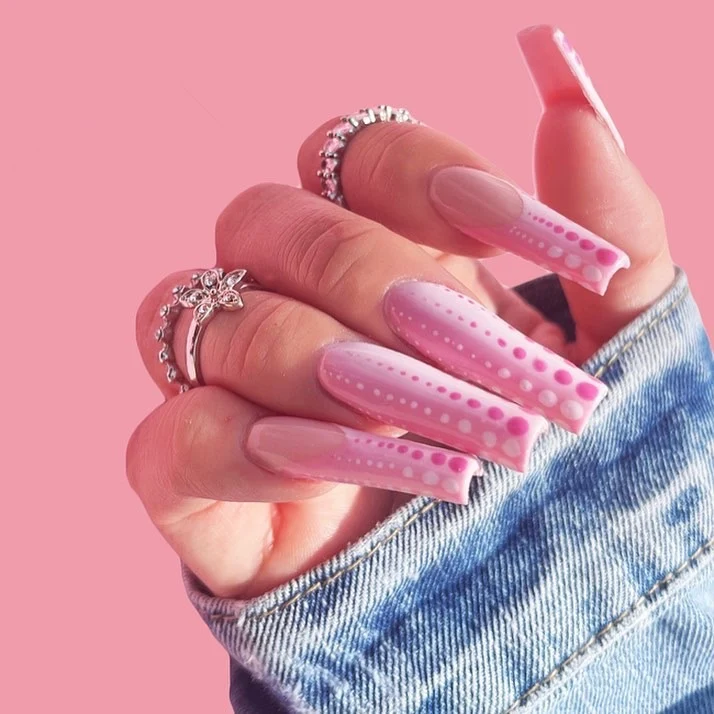 Kunstvolle Nagelkunst mit Gradient- und Punkt-Design Karnz