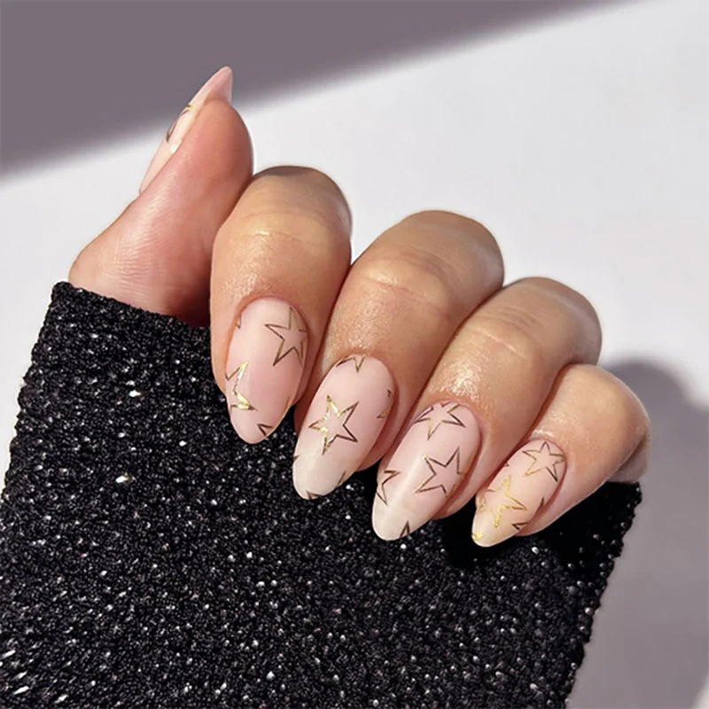 Kunstvolle Nagelkunst mit goldenen Sternmotiven Karnz