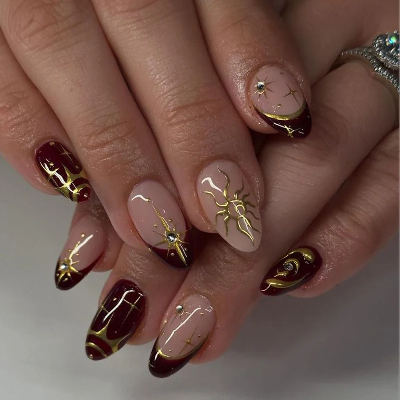 Kunstvolle Nagelkunst mit goldenen Akzenten und mystischen Motiven Karnz