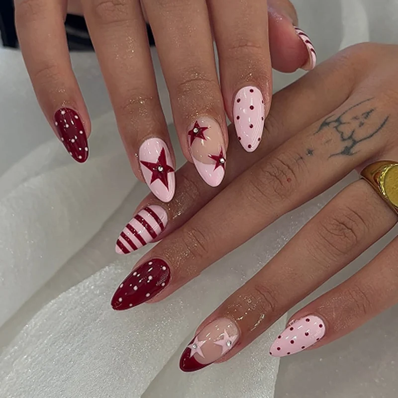 Kunstvolle Nagelkunst mit glitzernden Sternmotiven Karnz