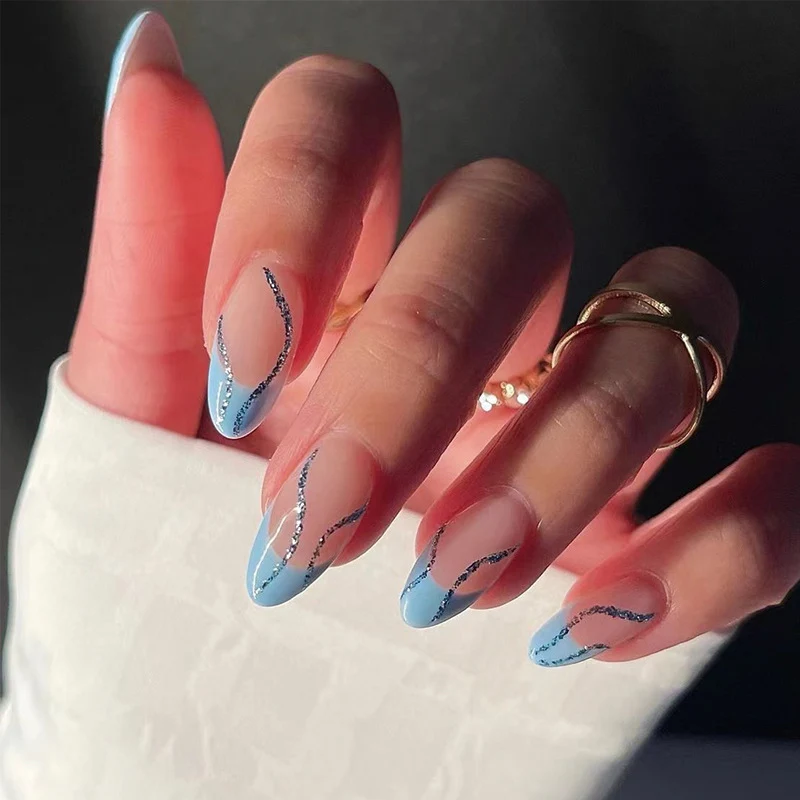 Kunstvolle Nagelkunst mit Glitzerlinien Karnz