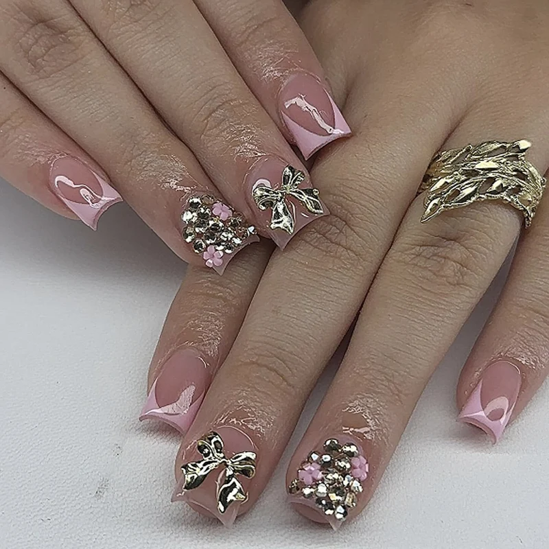 Kunstvolle Nagelkunst mit Glitzerakzenten und Schleifenverzierung Karnz