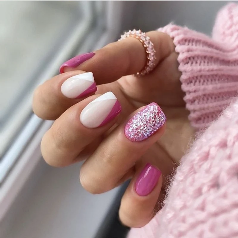 Kunstvolle Nagelkunst mit Glitzerakzenten und Ombre-Design Karnz