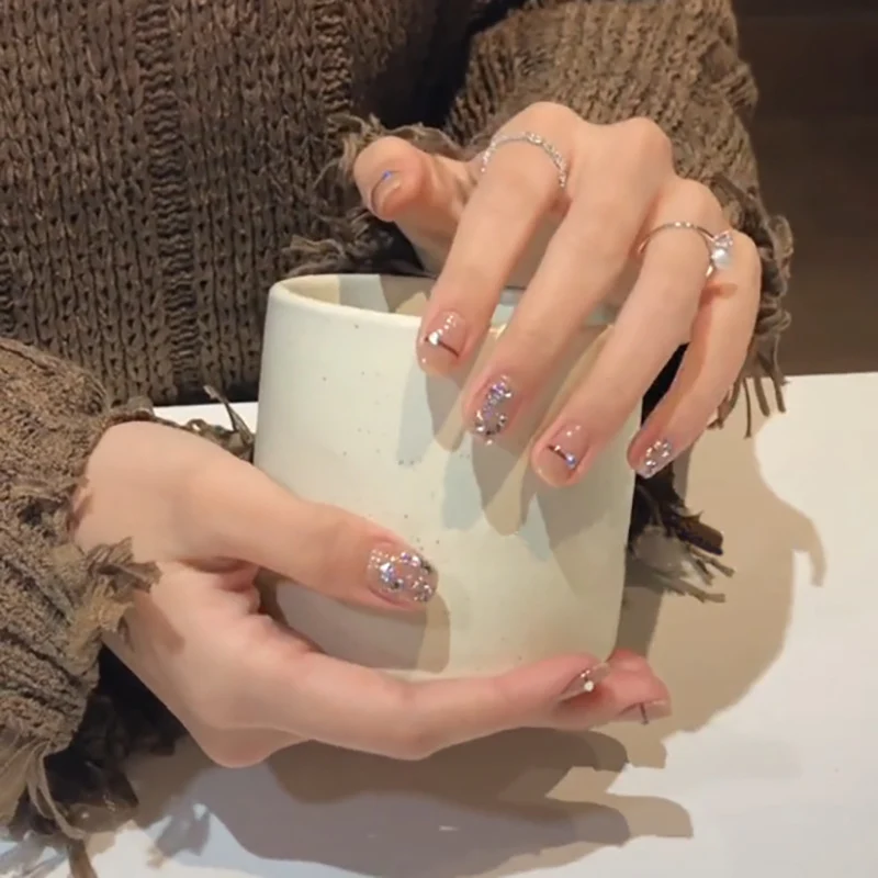Kunstvolle Nagelkunst mit Glitzerakzenten und eleganten Details Karnz