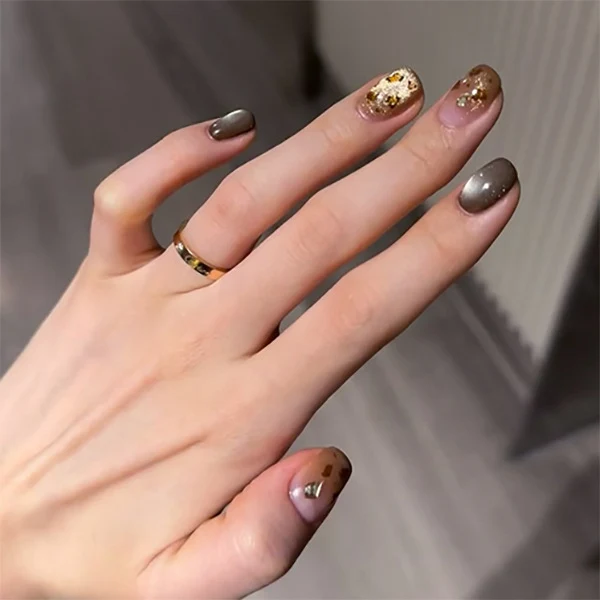 Kunstvolle Nagelkunst mit Glitzerakzenten und elegantem Design Karnz