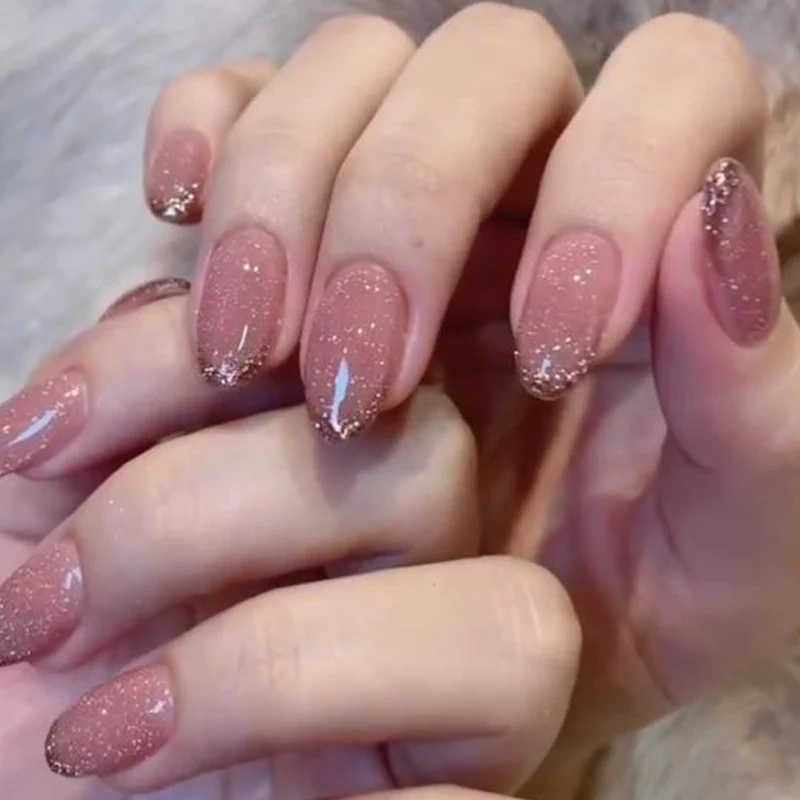 Kunstvolle Nagelkunst mit Glitzerakzenten Karnz