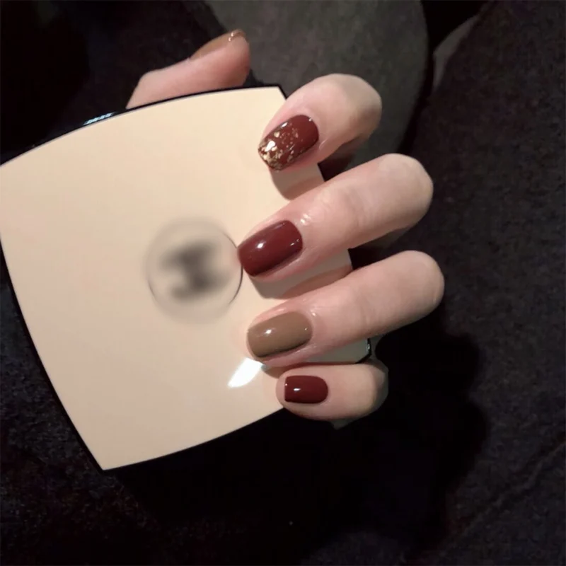 Kunstvolle Nagelkunst mit Glitzerakzenten Karnz