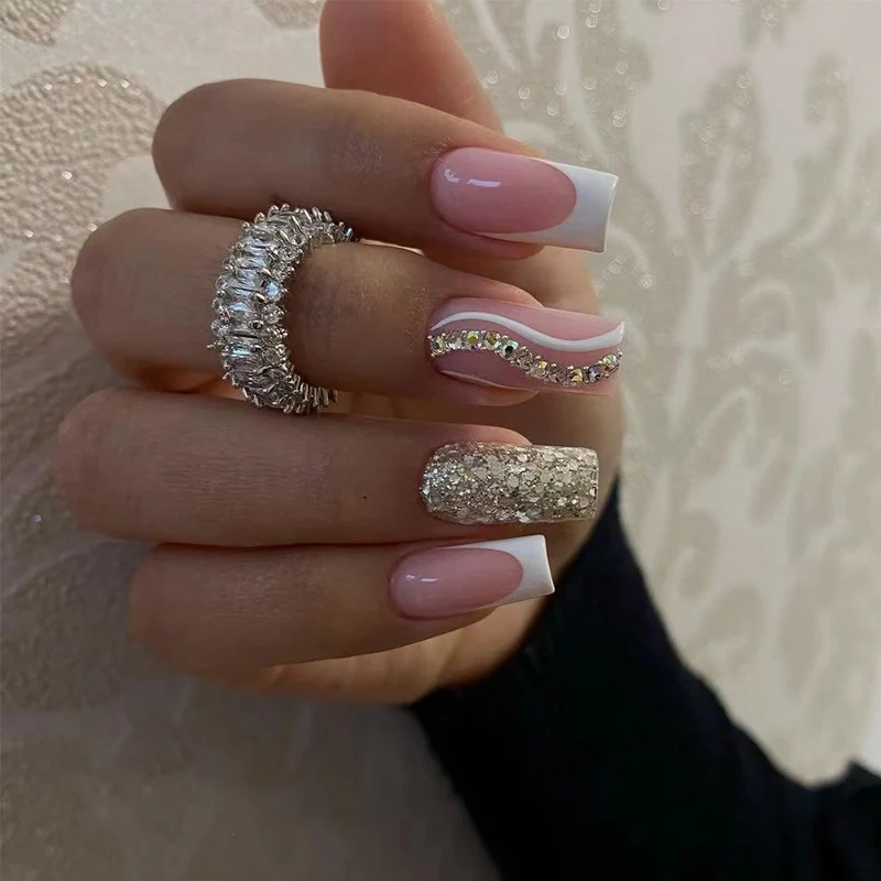 Kunstvolle Nagelkunst mit Glitzer- und Wellenakzenten Karnz
