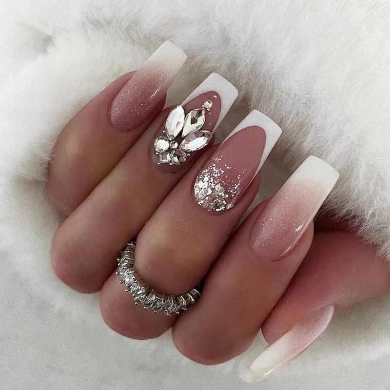Kunstvolle Nagelkunst mit Glitzer- und Schmuckdetails Karnz