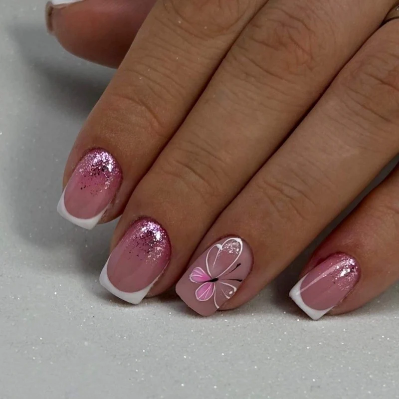 Kunstvolle Nagelkunst mit Glitzer und Schmetterlingsdesign Karnz