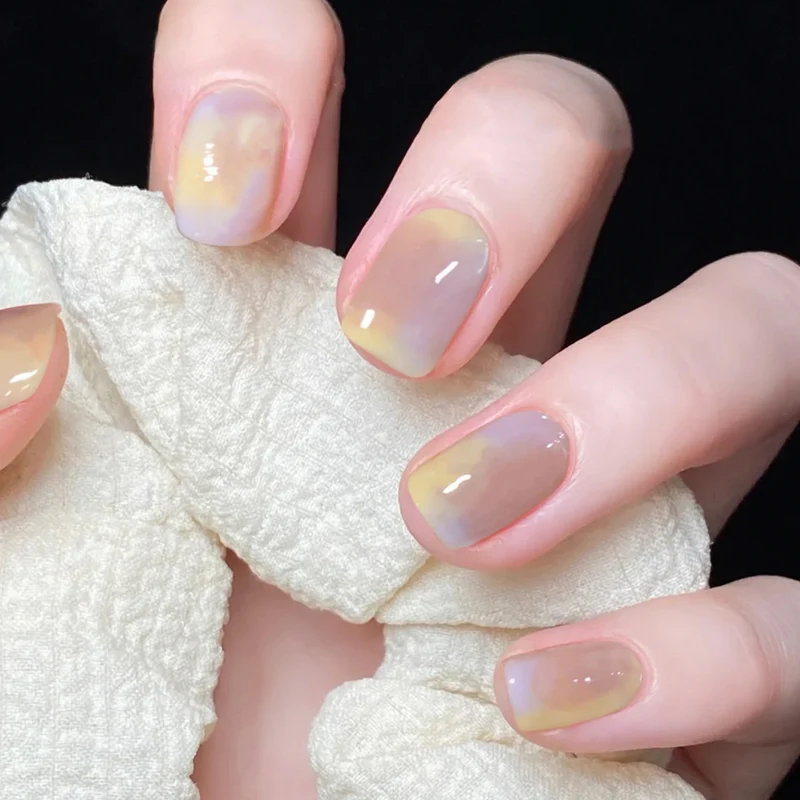 Kunstvolle Nagelkunst mit Glitzer- und Ombre-Design Karnz