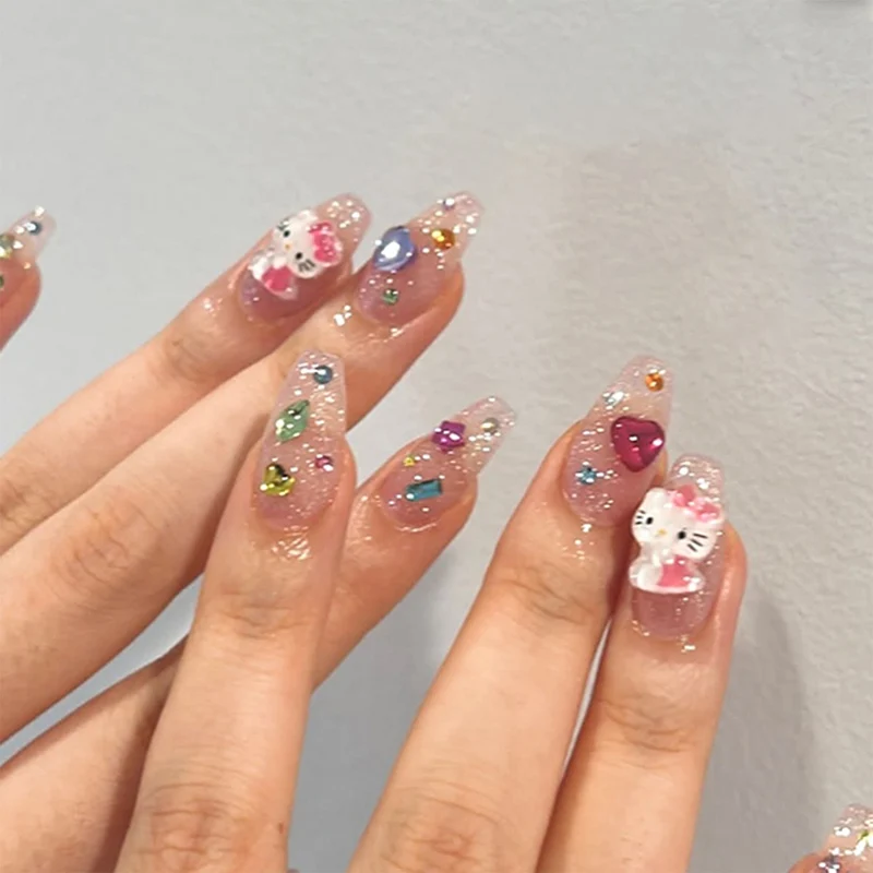 Kunstvolle Nagelkunst mit Glitzer- und Motivakzenten Karnz