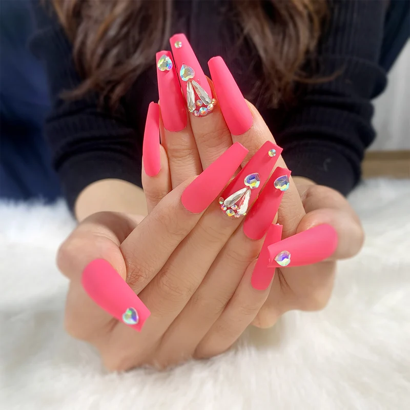 Kunstvolle Nagelkunst mit Glitzer- und Herzakzenten Karnz