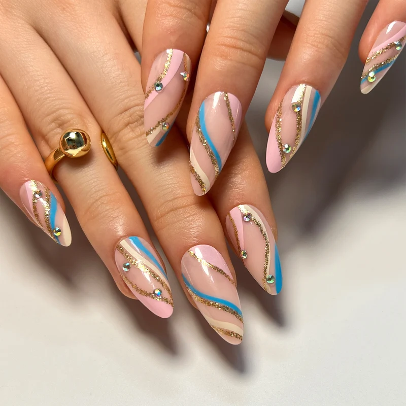 Kunstvolle Nagelkunst mit Glitzer- und Farbverlauf Karnz