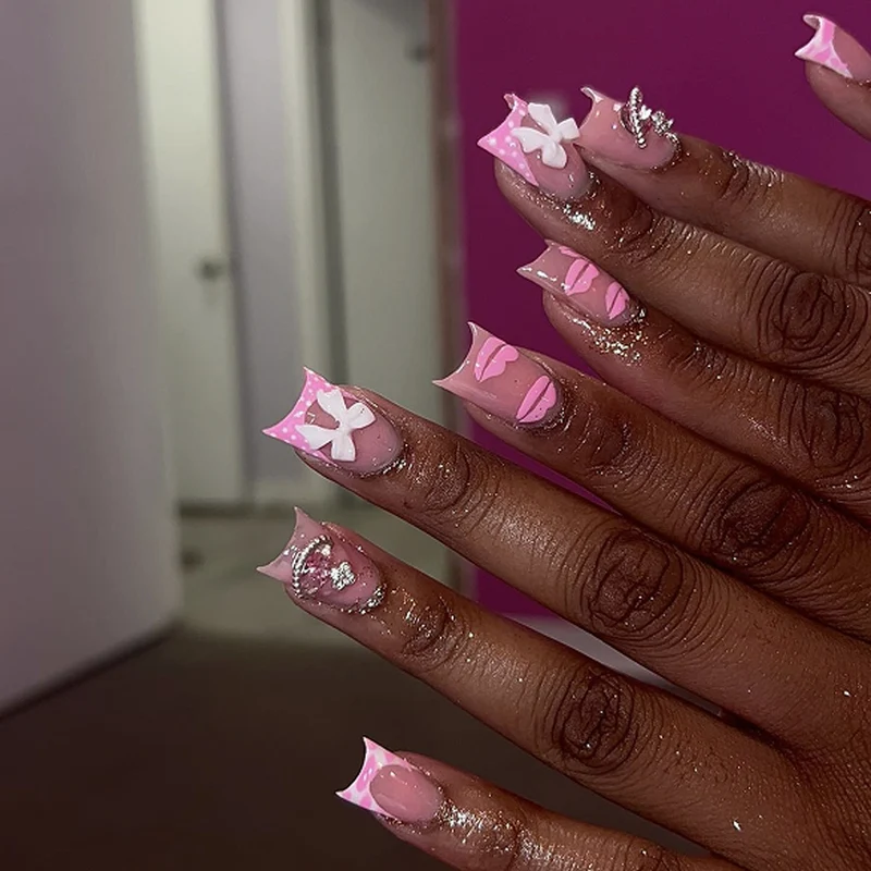 Kunstvolle Nagelkunst mit Glitzer- und Blumendesign Karnz