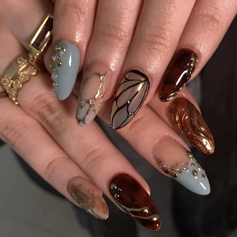 Kunstvolle Nagelkunst mit Glitzer und Akzenten Karnz