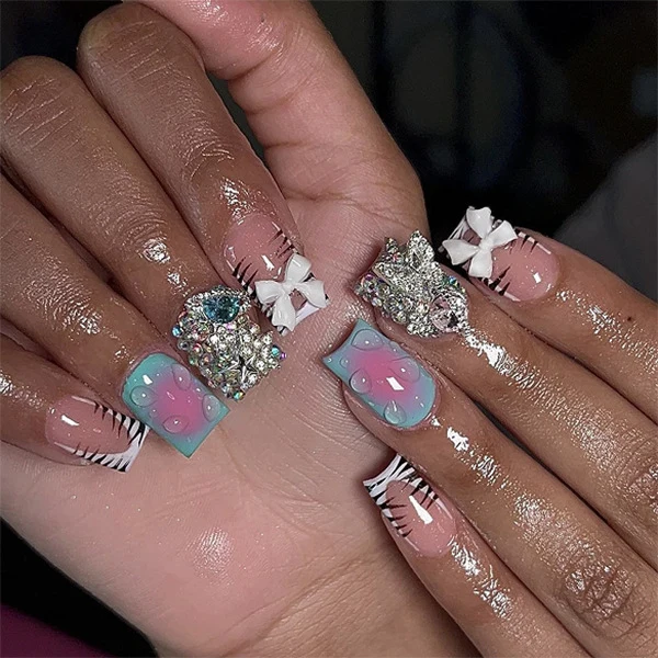 Kunstvolle Nagelkunst mit Glitzer und 3D-Details Karnz