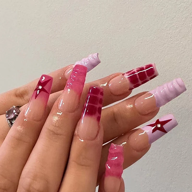 Kunstvolle Nagelkunst mit Glitzer-Details Karnz