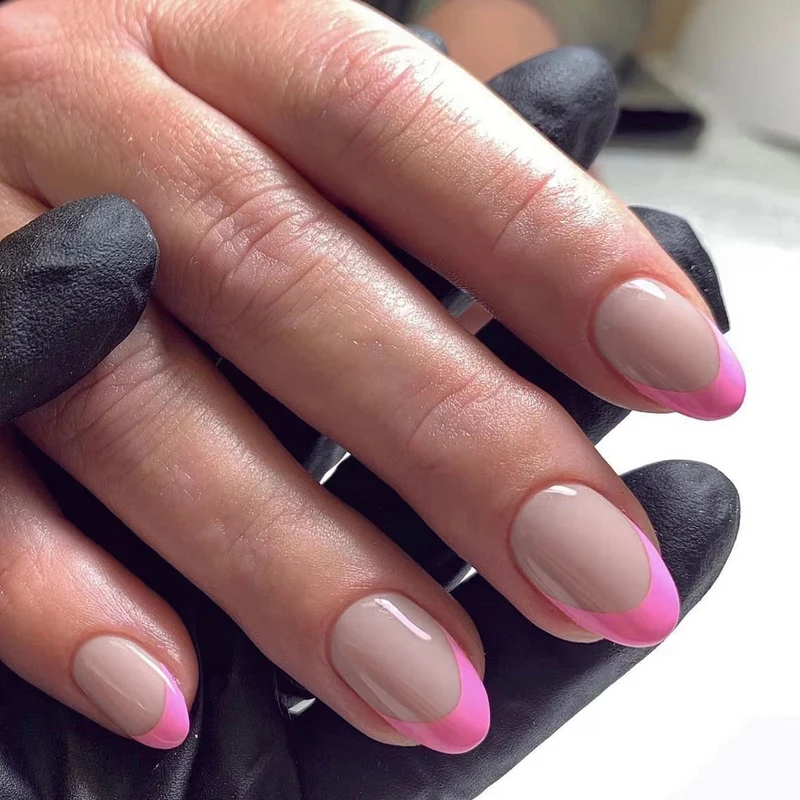 Kunstvolle Nagelkunst mit Glanz-Finish und elegantem French-Tip Karnz