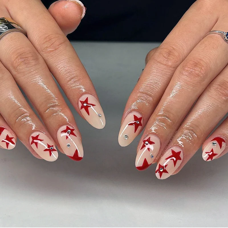 Kunstvolle Nagelkunst mit glamourösen Akzenten Karnz